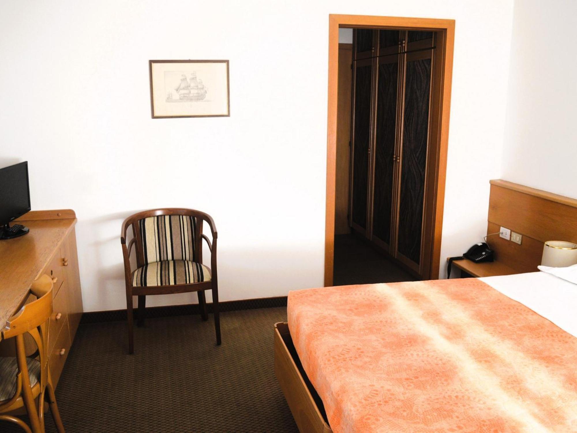Hotel Villa Regina เลวิโกแตร์เม ภายนอก รูปภาพ