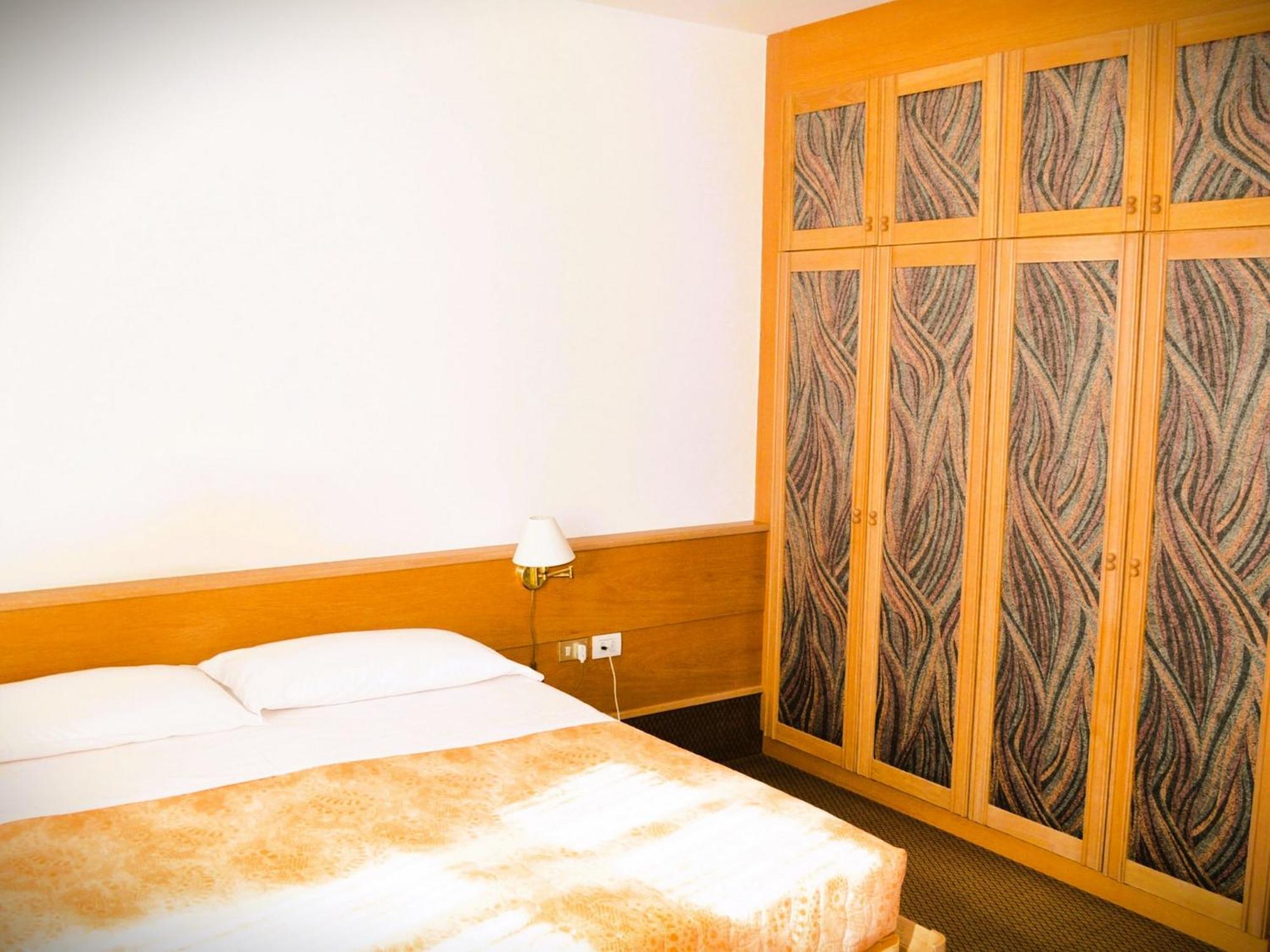 Hotel Villa Regina เลวิโกแตร์เม ภายนอก รูปภาพ