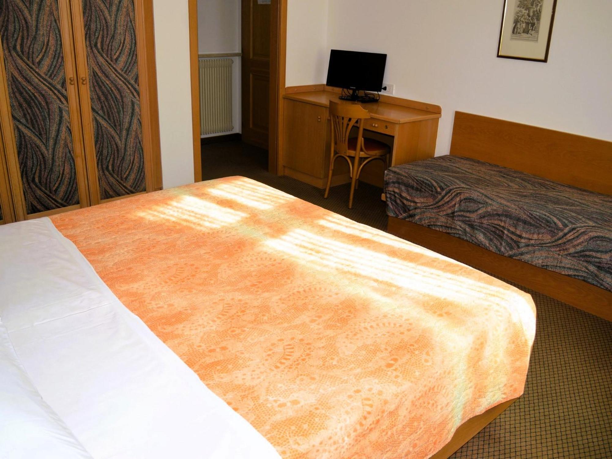 Hotel Villa Regina เลวิโกแตร์เม ภายนอก รูปภาพ