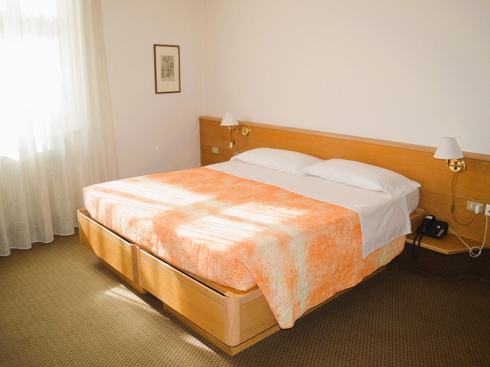 Hotel Villa Regina เลวิโกแตร์เม ภายนอก รูปภาพ