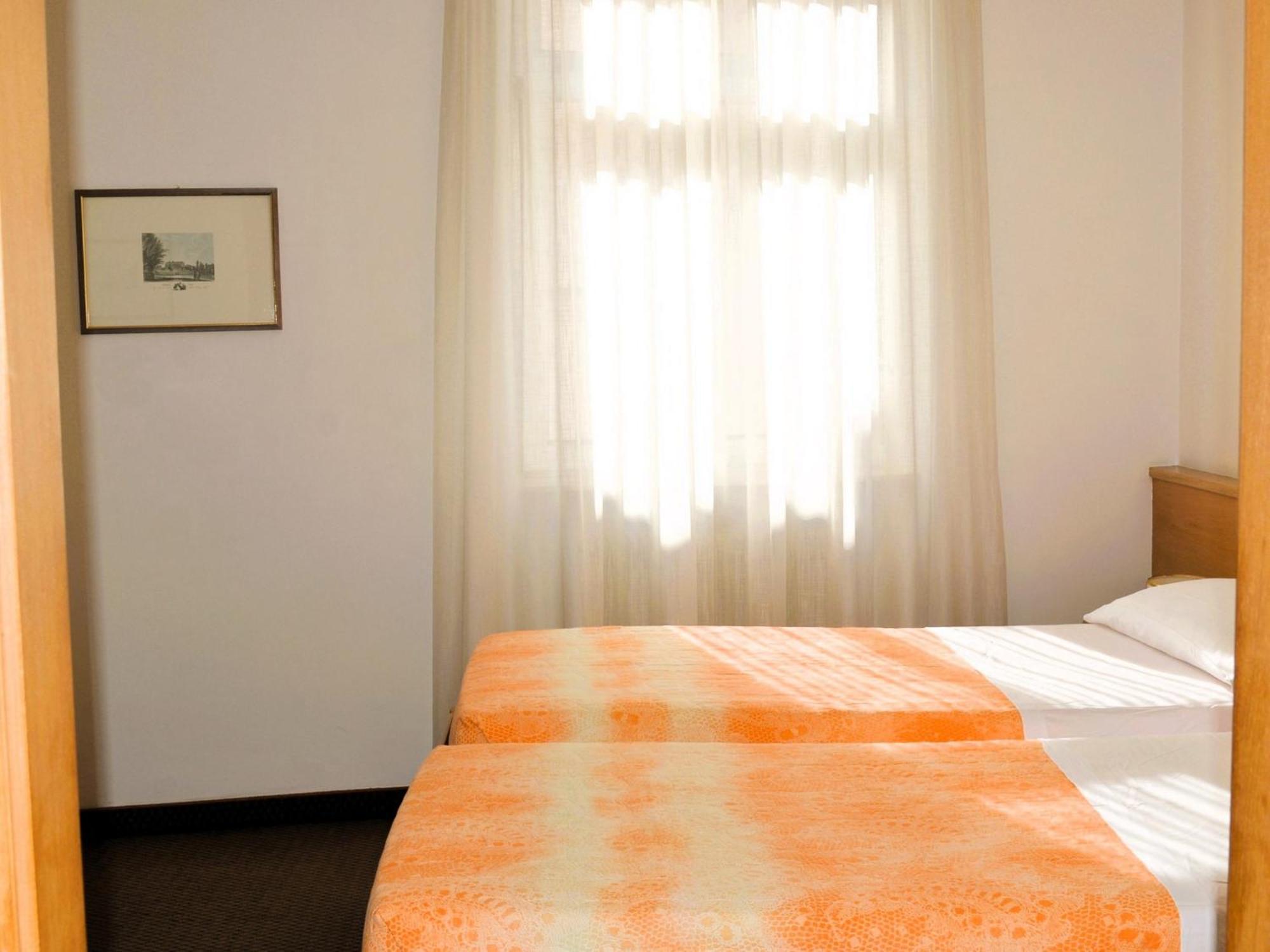 Hotel Villa Regina เลวิโกแตร์เม ภายนอก รูปภาพ